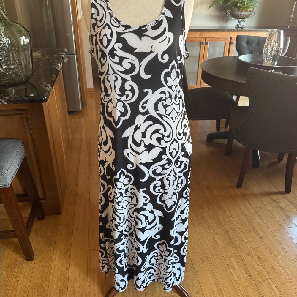 Elegant Black and White Maxi Dress